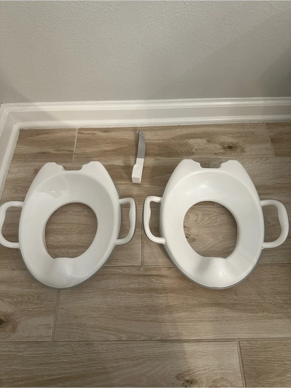 Munchkin Potty Training Seat with Handles + Hook